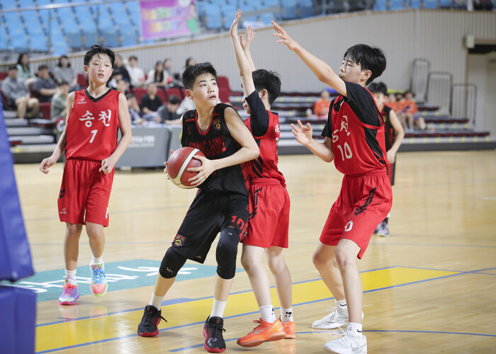 [화보] 아이에스동서 제25회 협회장배 전국초등농구대회 전주송천초와 송정초 경기 화보