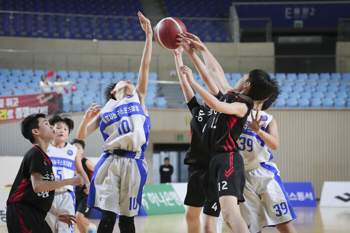 [화보] 아이에스동서 제25회 협회장배 전국초등농구대회 통영시스포츠와 전주송천초 경기 화보