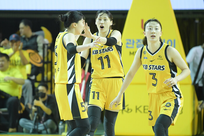 [화보] WKBL 챔프 1차전, KB 69-56으로 삼성생명에 승리