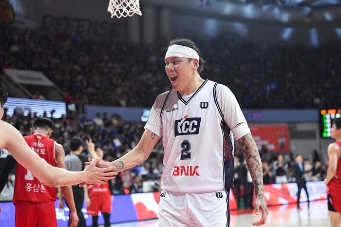 [화보] 4강 PO 1차전, 숀 롱 최준용 48점 합작 KCC, 91-75로 정관장에 승리