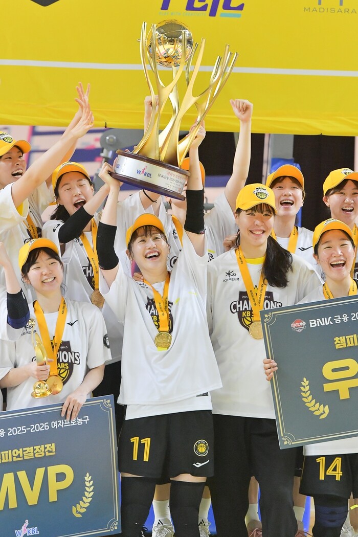[화보] 청주 KB스타즈, 챔프전 우승 시상식 세레머니 화보