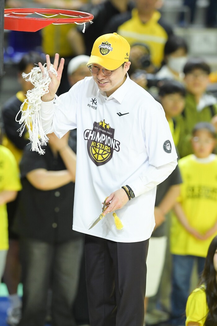 [화보] 청주 KB스타즈 챔프전 우승 세레머니, 그물 커팅식 화보