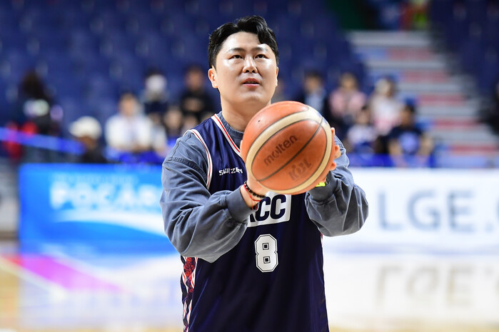 [농구장을 찾은 스타] 스노보드 은메달리스트 김상겸 선수 시투