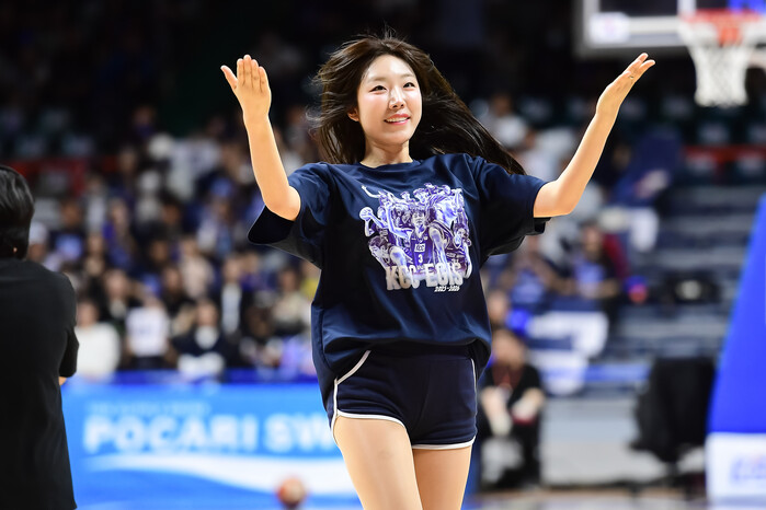 [오늘의 농구장 여신] KCC 치어리더 '오늘도 승리해봐요'