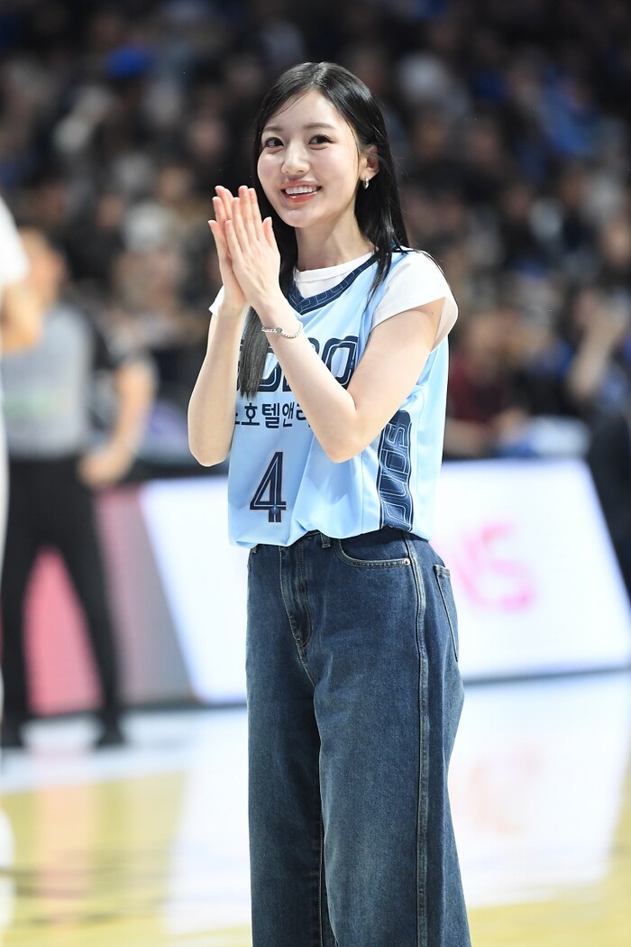 [농구장을 찾은 스타] 배우 정다빈 '소노 챔프 1차전 승리를 기원해요'