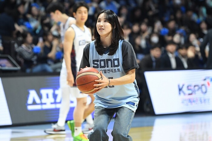 [농구장을 찾은 스타] 우리은행 김단비 'KBL 챔프 2차전 기념 시투'