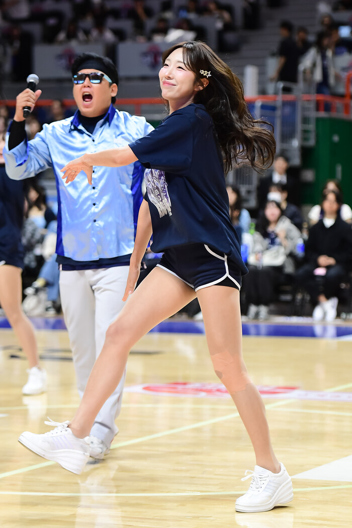 [오늘의 농구장 여신] KCC 치어리더 '3차전 승리해요'