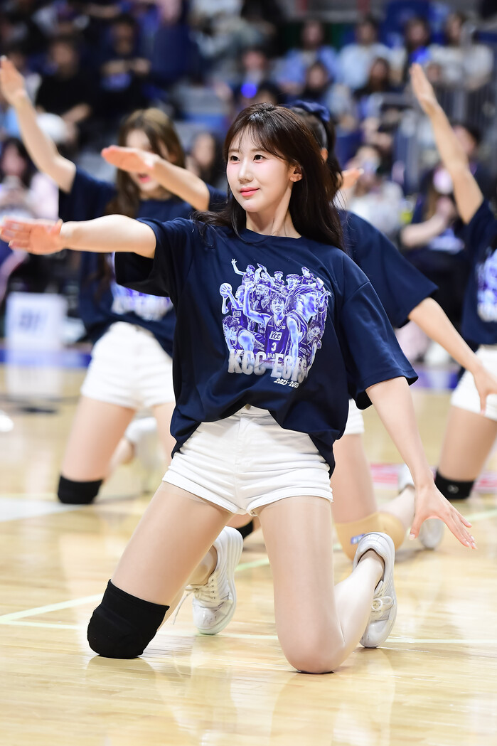 [오늘의 농구장 여신] KCC 치어리더 'KCC 승리를 위해'