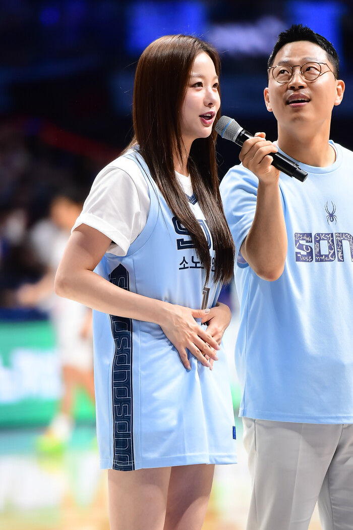 [농구장을 찾은 스타] 걸그룹 EXID 솔지 '위너스와 함께 소노 응원합니다'