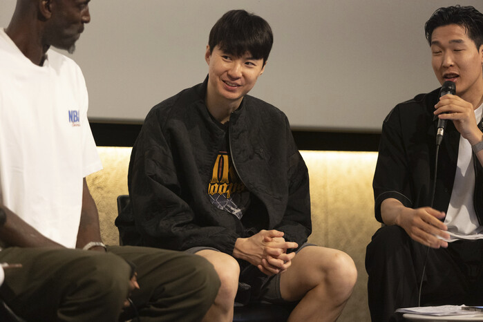 ‘농구화에 대표팀 유니폼까지’ 이현중...