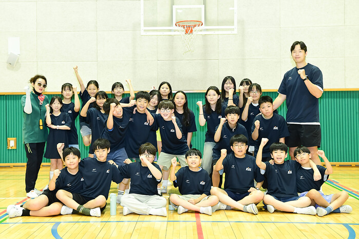 [화보] '2026 KBL 찾아가는농구교실' 함준후 코치와 함께한 화정초 어린이들
