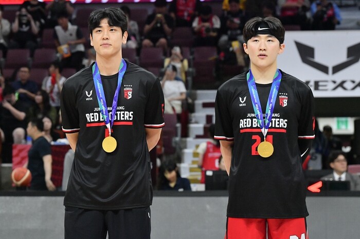 [화보] 아시안게임에서 금메달을 획득한 정관장 변준형과 문유현의 안양 팬인사