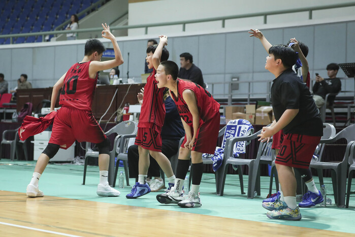 [화보] 2026 추계전국초등농구연맹전 태백대회 남초부 8강 경기 화보 (송정초 70-46 상산초)