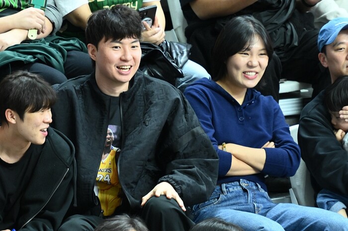 [농구장을 찾은 스타] NBA 도전 이현중, WNBA LA 스팍스 박지현 'KT-DB전 관람'